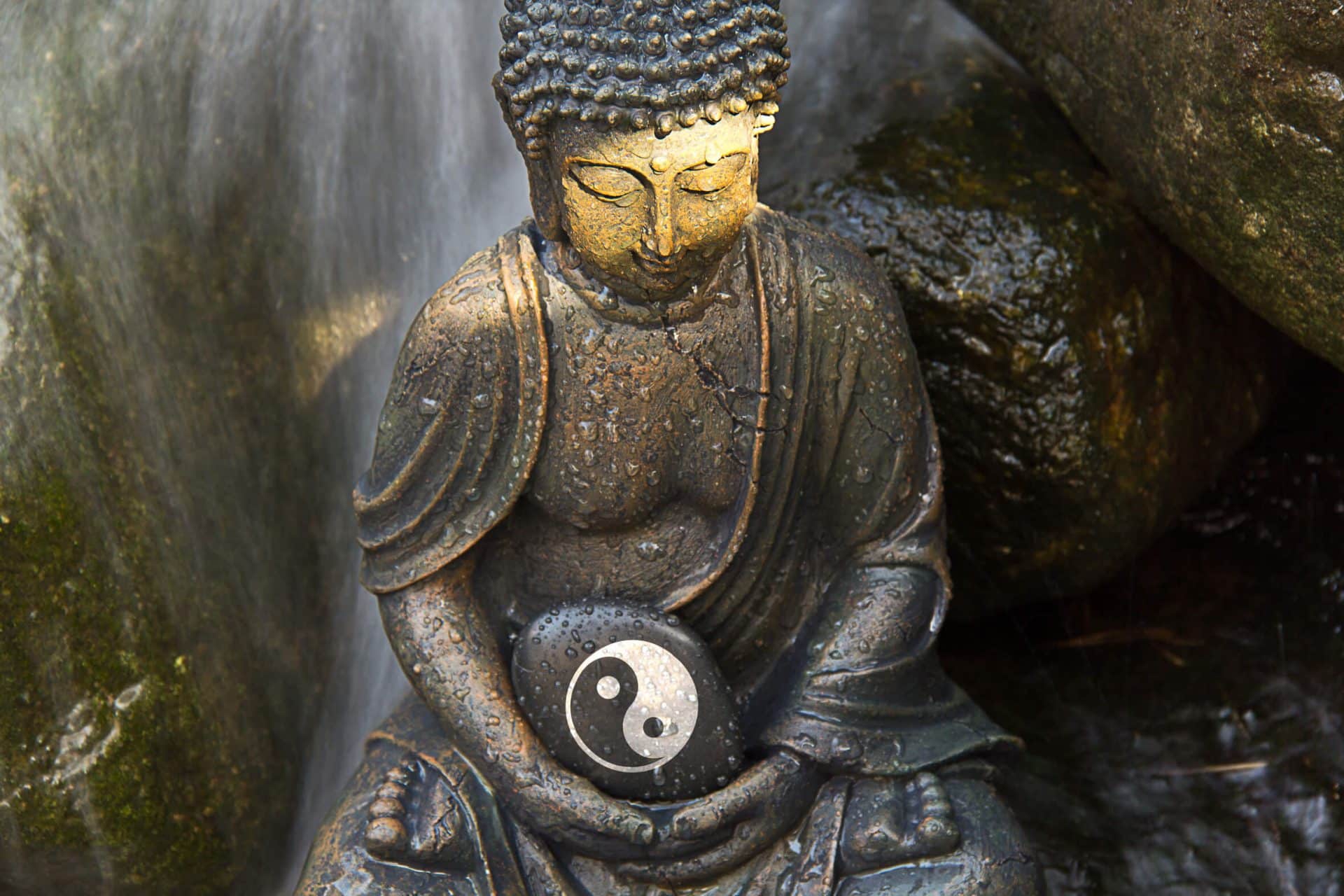 Buddha Figur mit Yin & Yang Stein © Fotolia.com