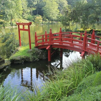Rote Brücken sind typisch für japanische Gärten © Fotolia.com