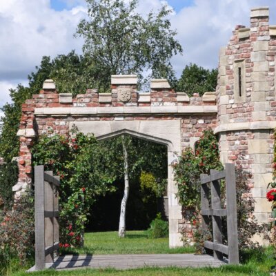 Gartenruine mit Torbogen und Brücke © Gartentraum.de