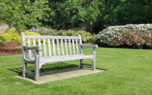Gartenmöbel optimal pflegen: Alle Infos zur Reinigung