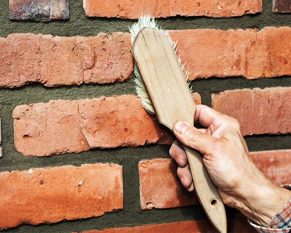 Anleitung zum Verfugen eines Mauerwerks Fugen reinigen mit Bürste
