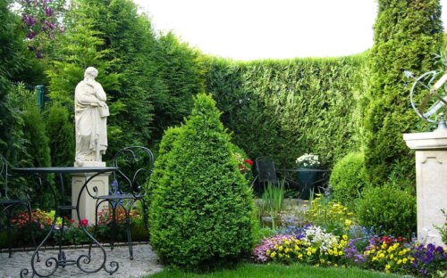 Kundenstory: Sonnenuhren & Skulpturen als Blickfang im Garten