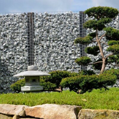 Japanische Laterne mit anderen Deko-Elementen aus Stein © Fotolia.com