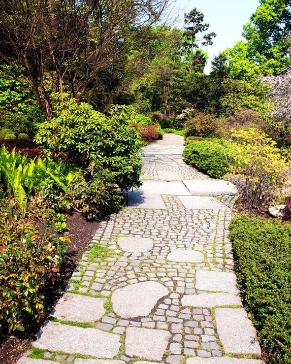 Steinweg durch einen Japanischen Garten (2)