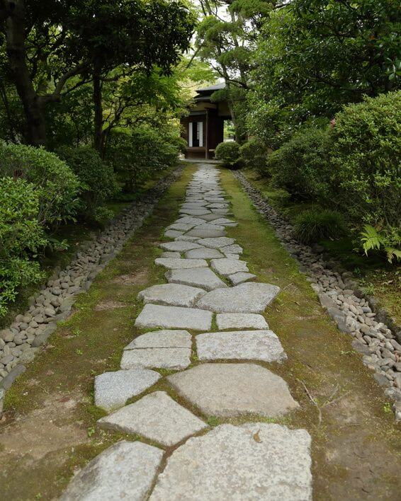 Steinweg durch einen Japanischen Garten (1)