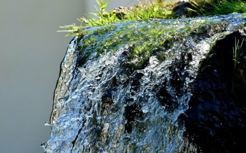 Wasserspiele im Garten aus Naturstein & Edelstahl – 20 Ideen & Bilder