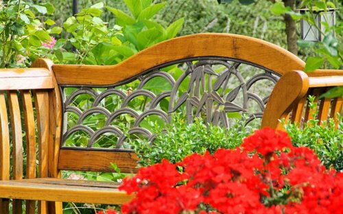 Gartenbank Ratgeber: Wetterfeste Sitzgelegenheit aus Holz  Metall & Co.