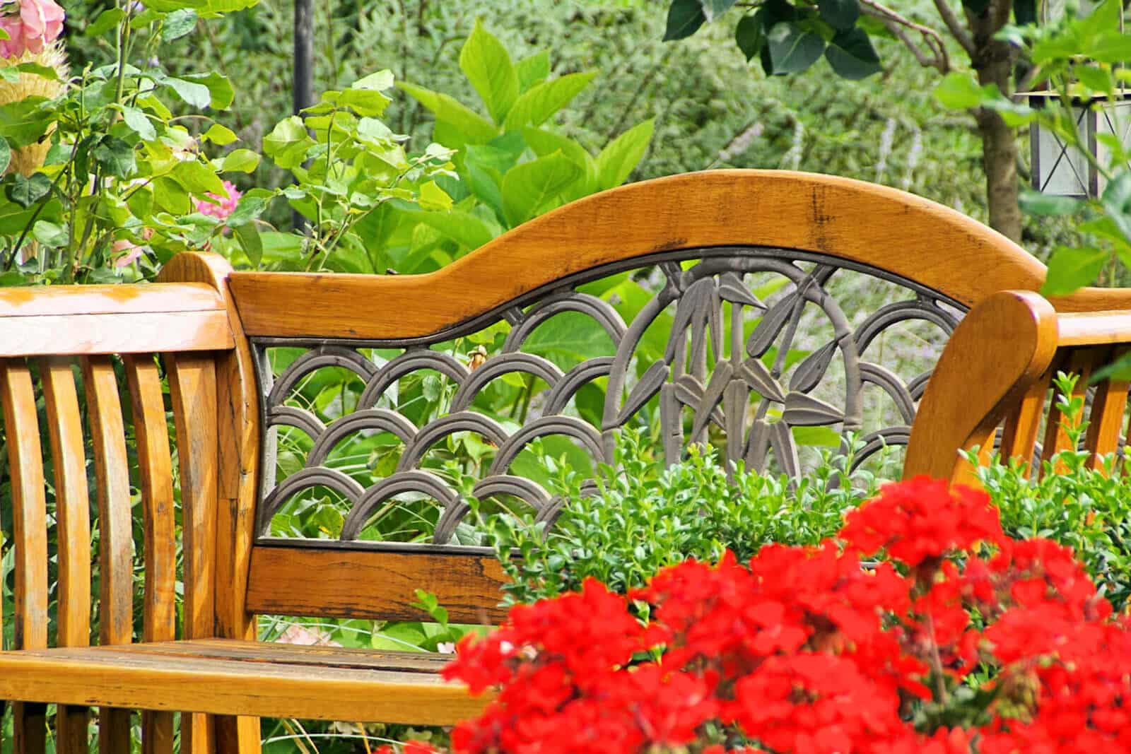 Gartenbank Ratgeber: Die ideale Sitzgelegenheit für Ihr grünes Zuhause