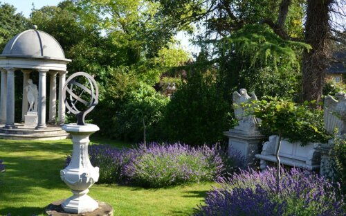 Sonnenuhr im Garten aufstellen  ausrichten & berechnen
