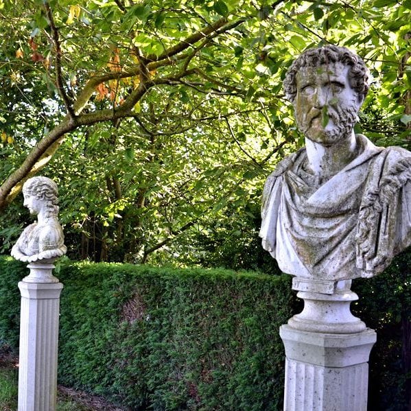Antike Skulpturen als Gartendekoration