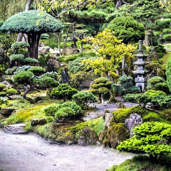 Asiatischer Garten mit Steinlaterne © Fotolia.com