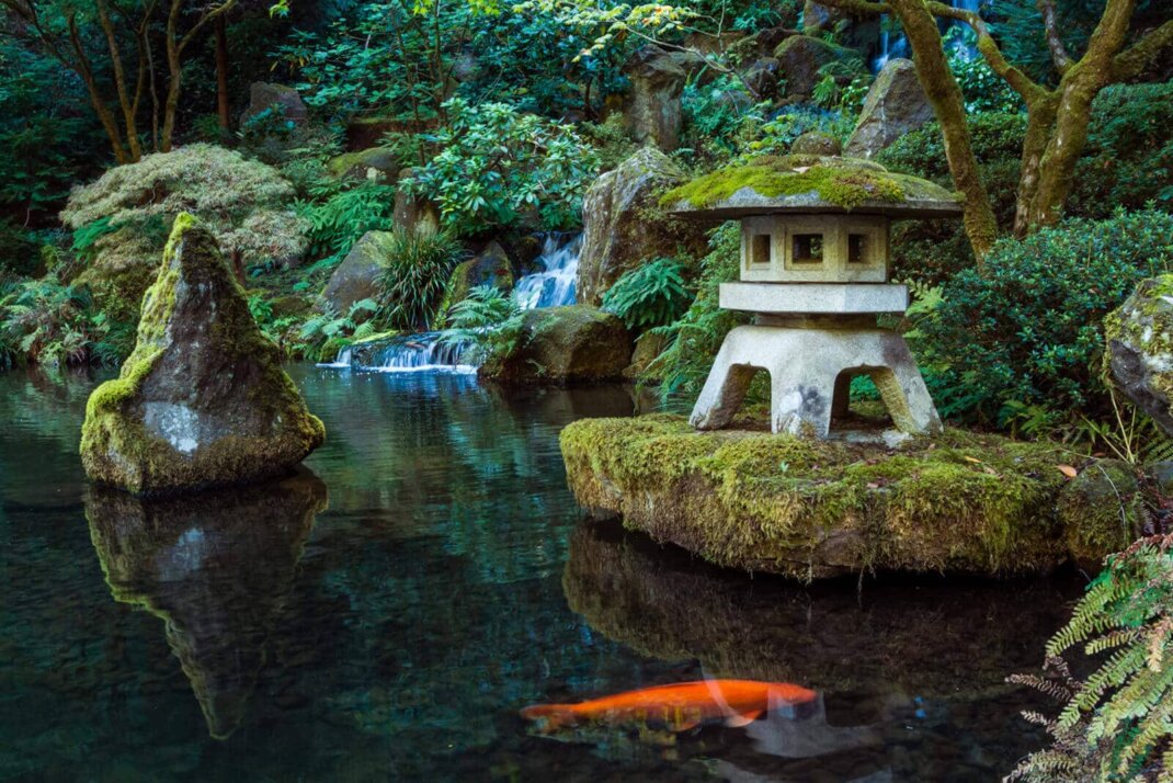 Japanische Steinlaternen am Koi-Teich
