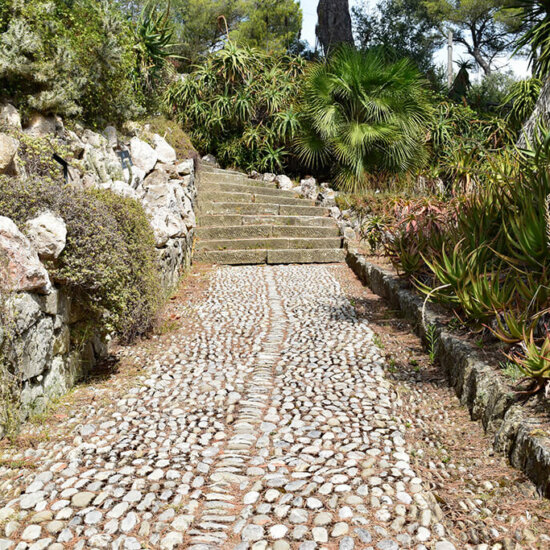 Wege im mediterranen oder orientalischen Steingarten