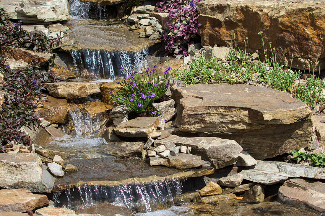Ein Wasserlauf lässt sich gut in einen Steingarten integrieren.