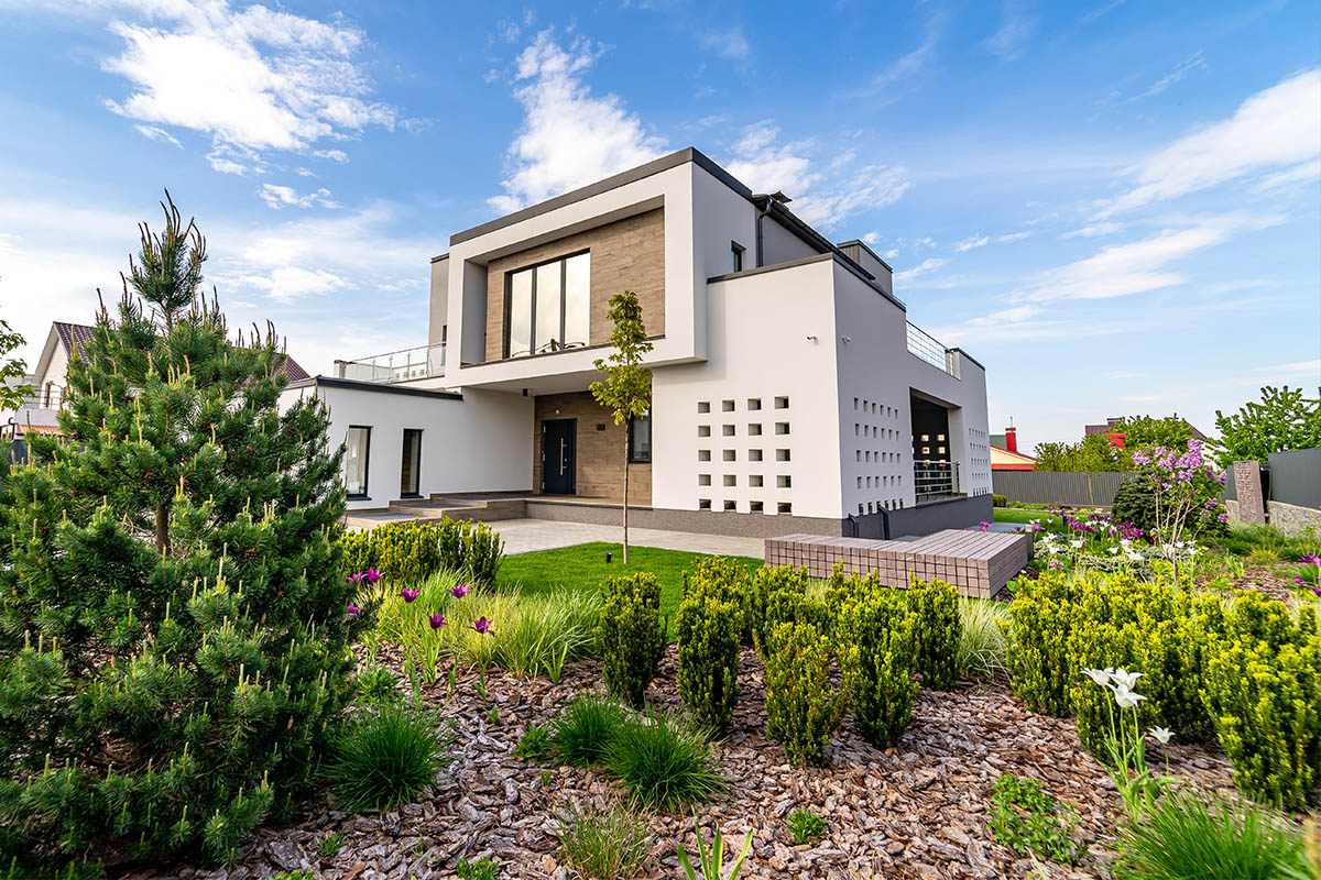 Moderner Garten mit großzügigen Beet mit Rindenmulchboden.