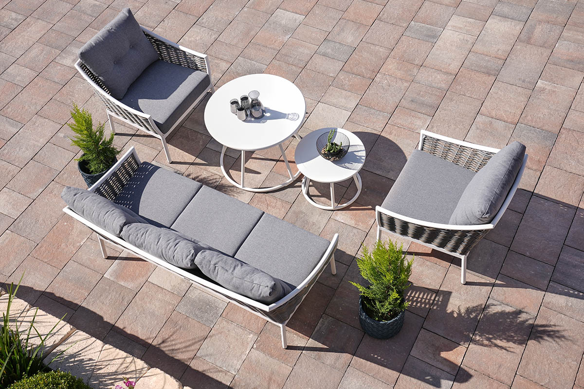 Moderne Gartenmöbel können aus vielen verschiedenen Materialien bestehen. Eine weiß-graue Sitzgruppe aus Metall ist hier nicht selten.