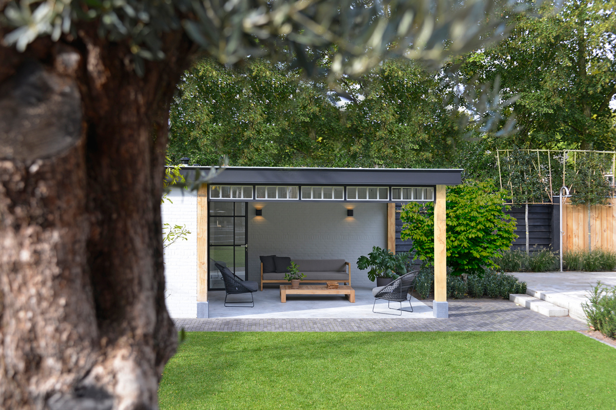 Großer Garten mit einem modernen Gartenhaus im minimalistischen Stil.