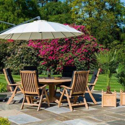 Terrasse mit Sonnenschirm und Sitzgruppe