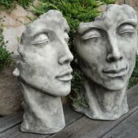 Gesichter-Skulpturen