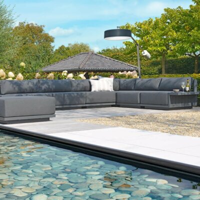 Moderne Lounge-Ecke stilvoll abgestimmt mit Gartenteich und Kiesfläche © Borek Gartenmöbel