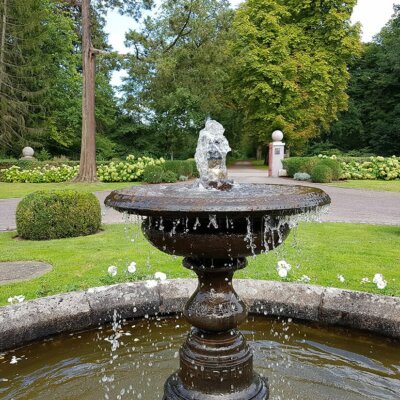 Wasserspiel in großem Garten. © Gartentraum.de