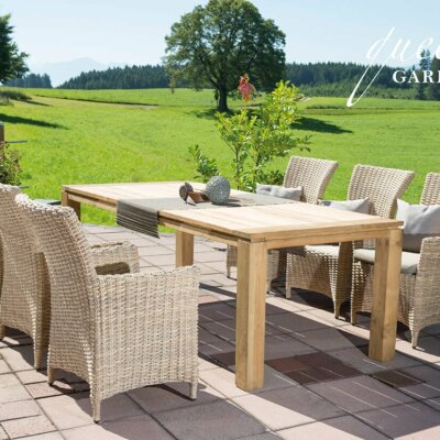 Helle Sitzmöbel auf hellen Terrassenplatten