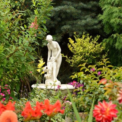 Mediterraner Gartenbrunnen mit Skulptur