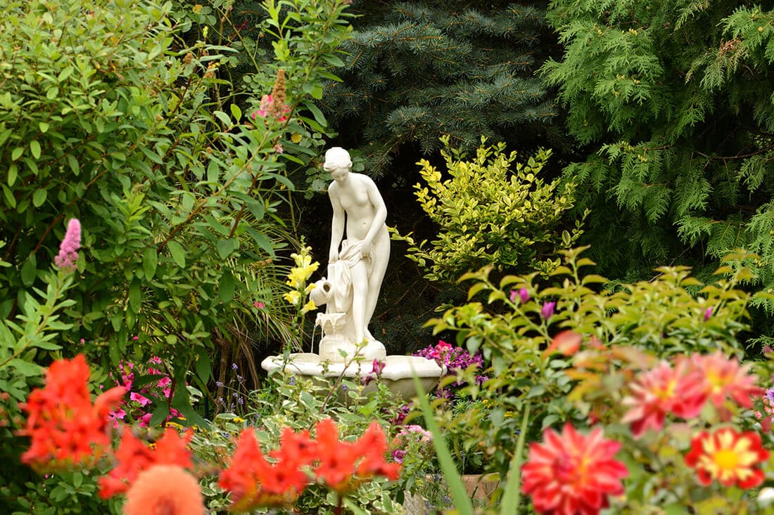 Mediterraner Gartenbrunnen mit Skulptur