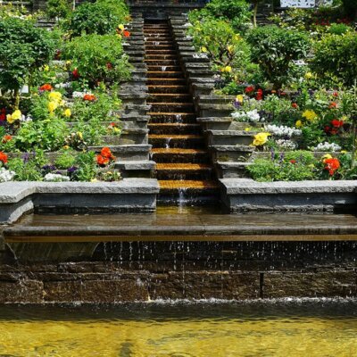 Brunnen mit Treppenstufen