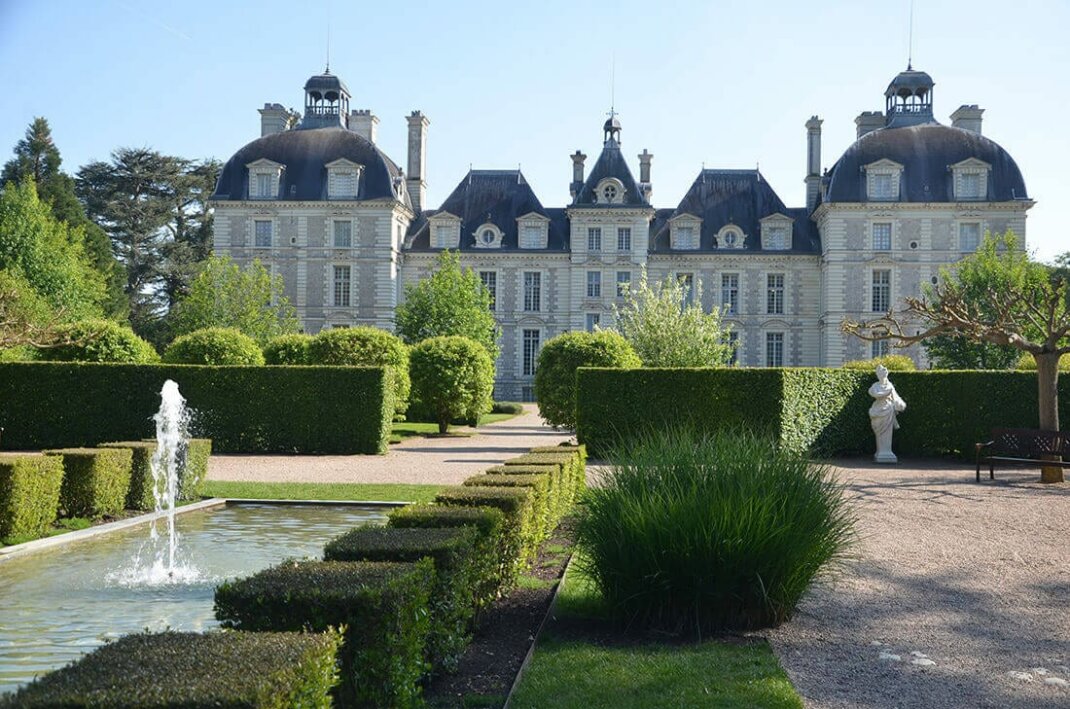 Springbrunnen in großem Garten