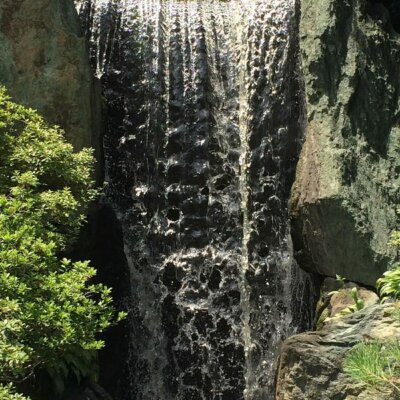 Wasserfall an einer Felswand