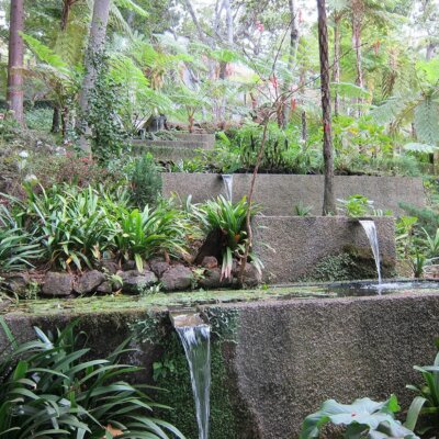 Wasserfall aus Stufenblöcken