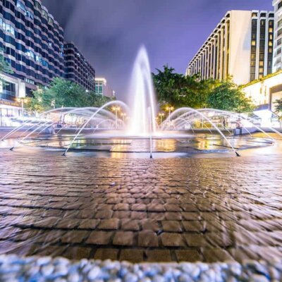 Brunnen mit dezent eingesetzter Beleuchtung