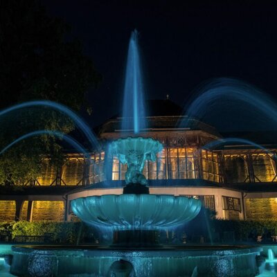 Kaskadenbrunnen mit blauer LED-Beleuchtung