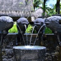 Gartenbrunnen mit Fisch-Figuren