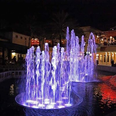 Je größer der beleuchtete Brunnen  desto außergewöhnlicher