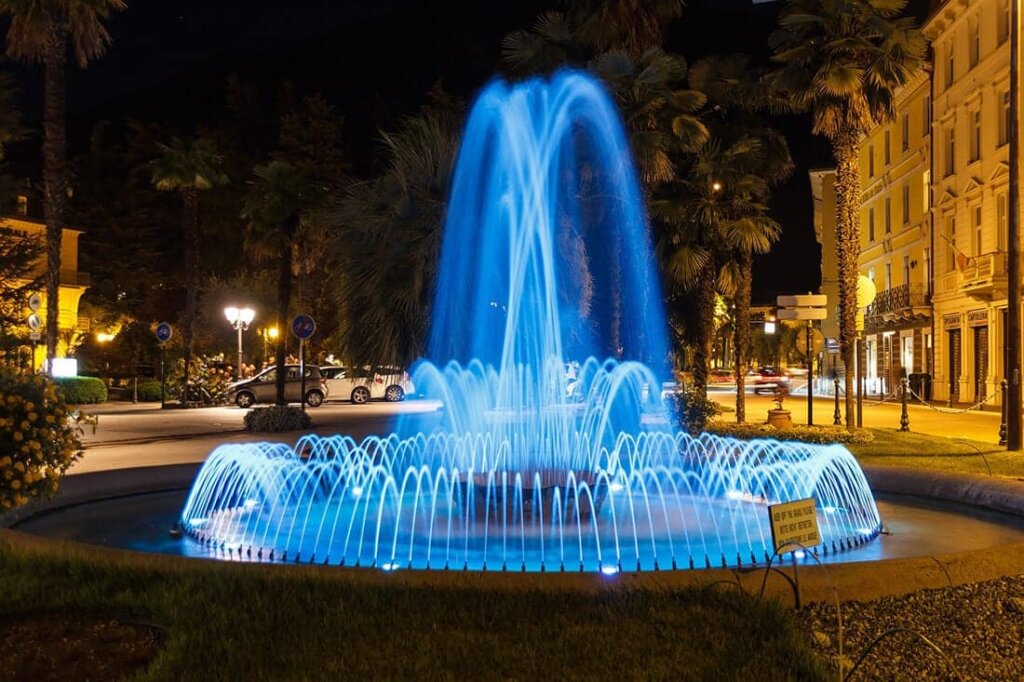 Farbig beleuchtete Brunnen wirken spektakulär