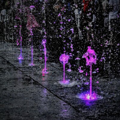 Wasserfontänen mit lilafarbener LED-Beleuchtung