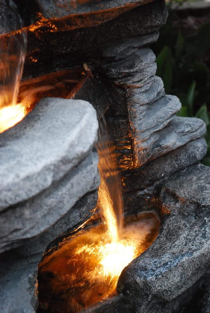 Steinbrunnen mit Beleuchtung