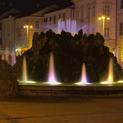 Lichtinstallationen und Naturstein sind eine gute Kombination