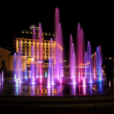 Beleuchteter Springbrunnen bei Nacht