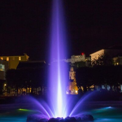 Beleuchteter Brunnen in Salzburg