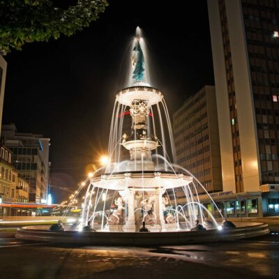 Beleuchteter Kaskadenbrunnen in der Schweiz