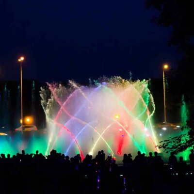Bunter Springbrunnen im Farbwechselspiel in Warschau