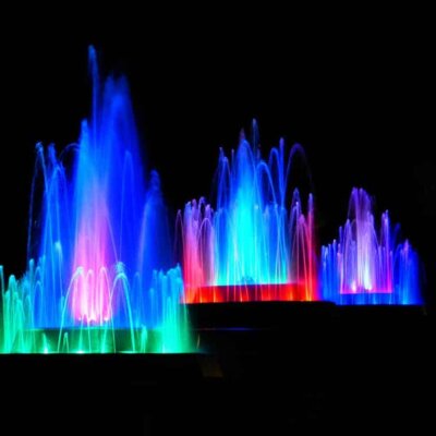 Wasserfontänen mit farbiger LED-Beleuchtung