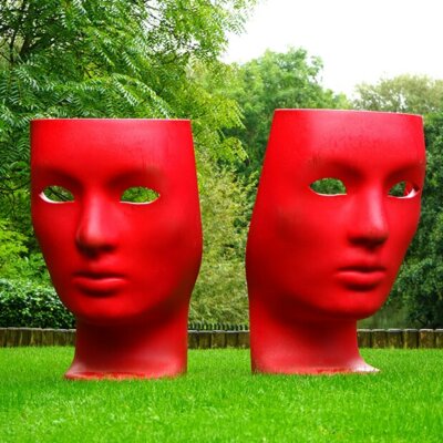 Moderne Kunst dekoriert einen weitläufigen Rasen