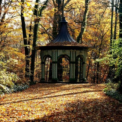 Historischer Gartenpavillon im herbstlichen Garten.