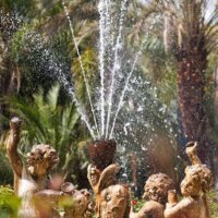 Springbrunnen im mediterranen Garten