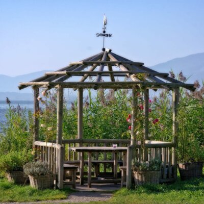 Einfacher Gartenpavillon aus Holz mit einmaliger Aussicht.
