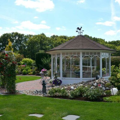 Pavillon im bepflanzten Garten.